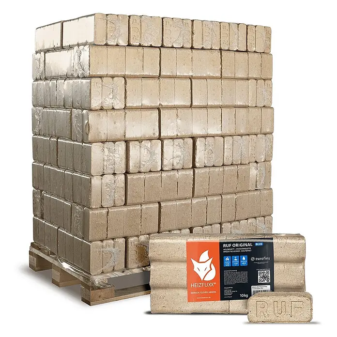 RUF Original Blue Holzbriketts Nadelholz 10kg x 96 Gebinde 960kg Palette -  - Gestapelte Holzbriketts auf einer Palette, mit einem verpackten Bündel und losem Brikett davor. Hellbraun, rechteckig.