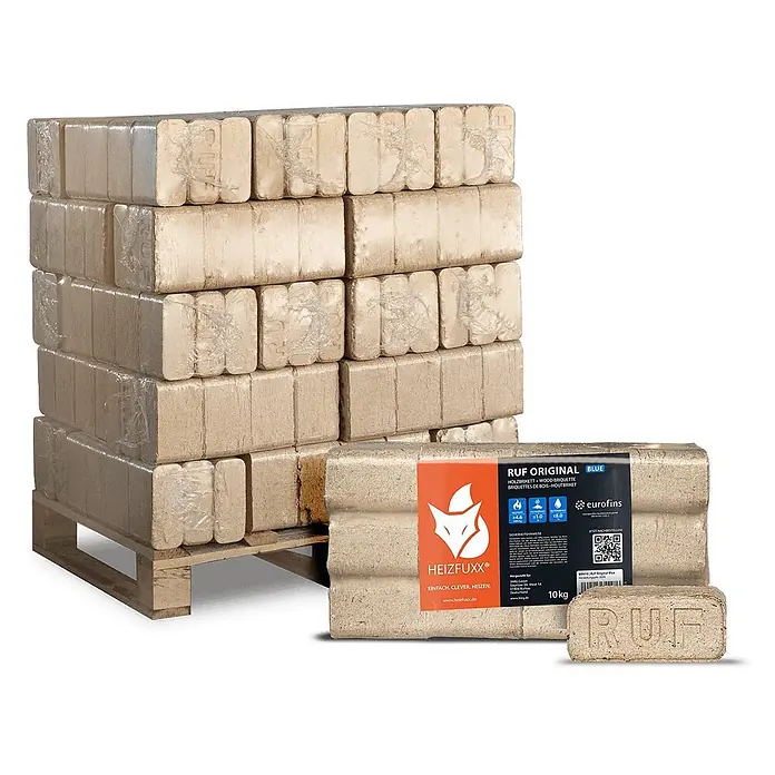 RUF Original Blue Holzbriketts Nadelholz 10kg x 30 Gebinde 300kg Palette -  - Stapel hellbrauner Holzbriketts auf einer Palette, mit einem Paket und einem einzelnen Brikett davor. Zum Heizen.