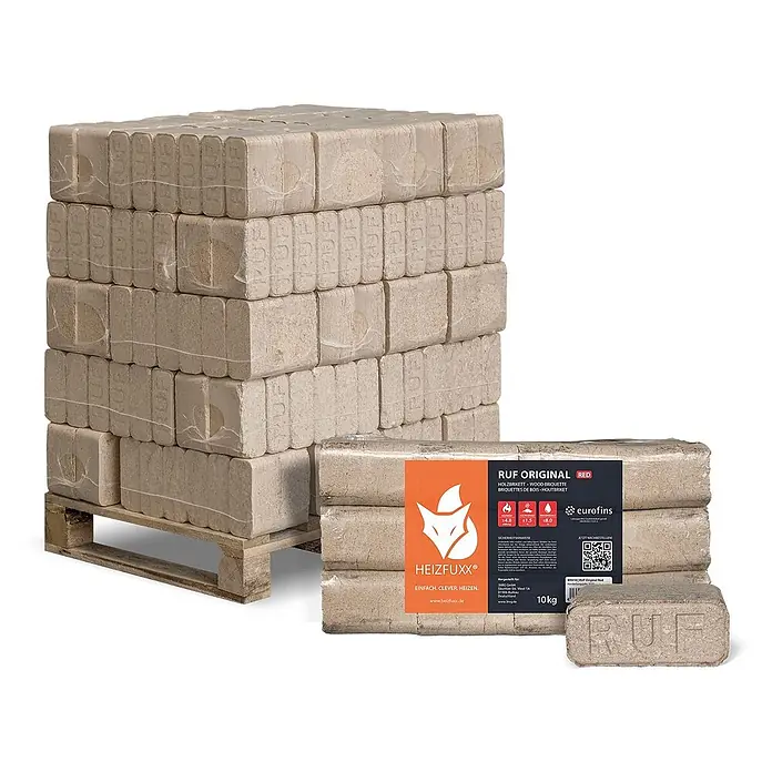 RUF Original Red Holzbriketts Hartholz 10kg x 30 Gebinde 300kg Palette -  - Gestapelte Holzbriketts auf einer Palette, mit einer Packung und einem einzelnen Brikett. Beige, kompakte Blöcke zum Heizen.