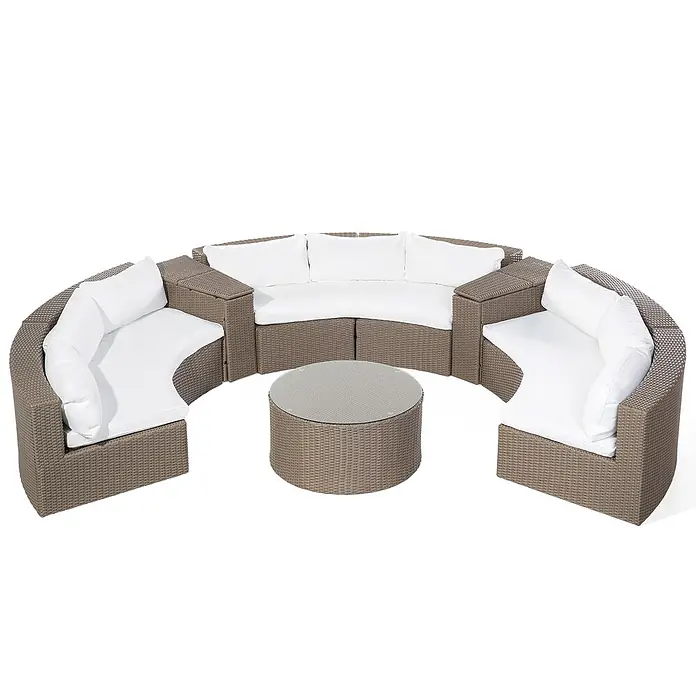 6-tlg Lounge Set SEVERO in Braun/Weiß -  - Gebogene Outdoor-Rattan-Sofagarnitur in Braun mit weißen Kissen und rundem Glastisch, halbrunde Anordnung.