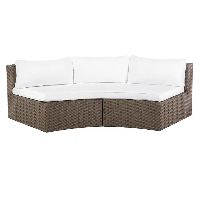 6-tlg Lounge Set SEVERO in Braun/Weiß -  - Geschwungenes Outdoor-Sofa mit braunem Korbsockel und weißen Kissen.