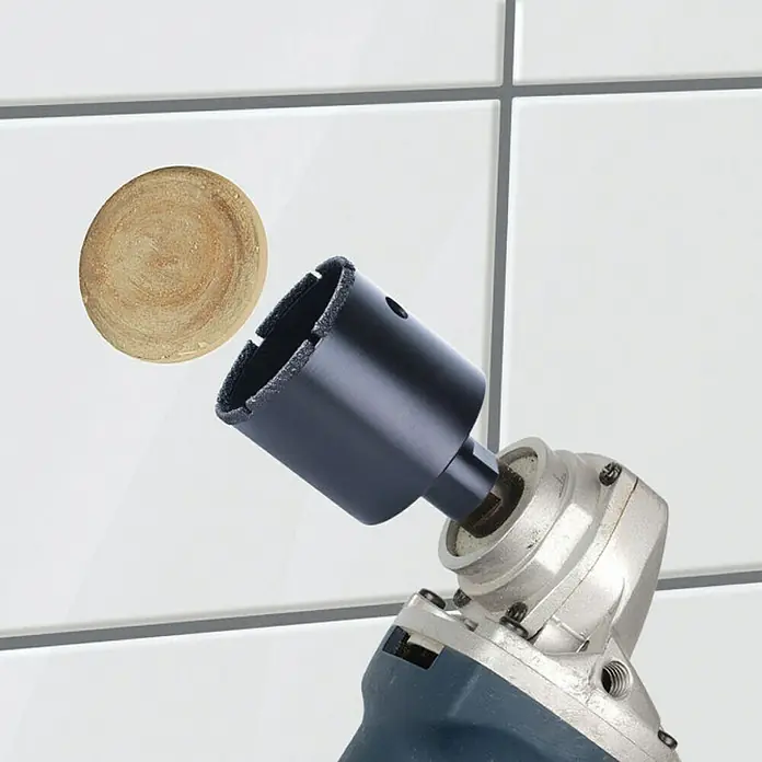 Wolfcraft Diamant-Lochsäge Ceramic Winkelschleifer - Durchmesser Bohrloch: 20 mm, Schnitttiefe: 45 mm, M14 Gewinde - Eine Nahaufnahme eines Fliesenlochschneiders mit einer herausgeschnittenen Fliese. Ideal für präzise Bohrarbeiten in Fliesen.
