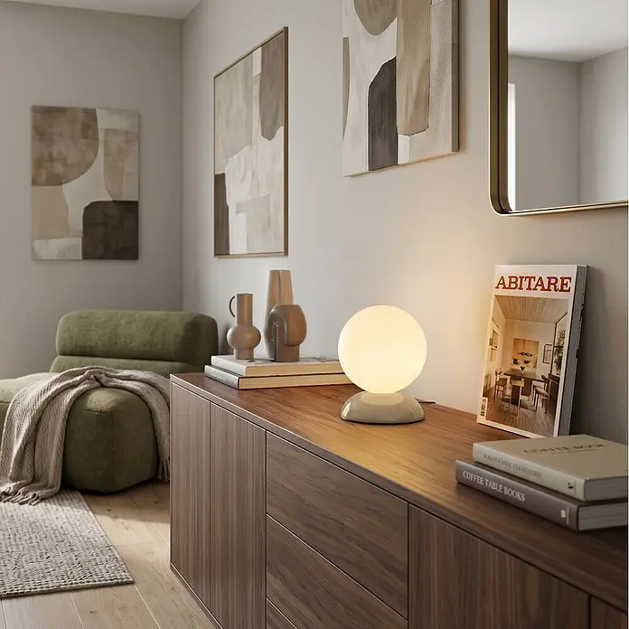 Eglo Lámpara de sobremesa LED Paccucci - 3 W, Ø x Al: 12,5 x 15 cm, Marrón/Blanco, Blanco - Una pequeña lámpara de mesa esférica luminosa con base gris claro, sobre un aparador de madera, iluminando el espacio.