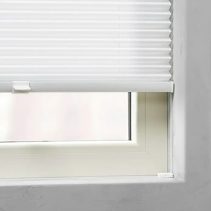 Expo Ambiente Spannschuhe - 4 Stk., Weiß - Nahaufnahme einer weißen, halb geschlossenen Plissee-Jalousie vor einem Fenster, die Lichtfilterung und Privatsphäre bietet.