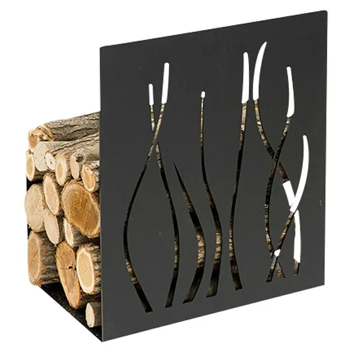 Holzkorb Fiamma S - 37 x 24 x 32,5 cm, Stahl, Schwarz - Ein Kaminholzregal aus schwarzem Metall mit einem stilvollen Flammenmuster, gefüllt mit gestapeltem Brennholz.
