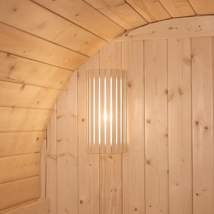 Home Deluxe Outdoor Sauna LAHTI DELUXE L 195 x 220 cm -  - Hölzerne Latten-Wandleuchte strahlt warmes Licht in einer Holzsauna aus.