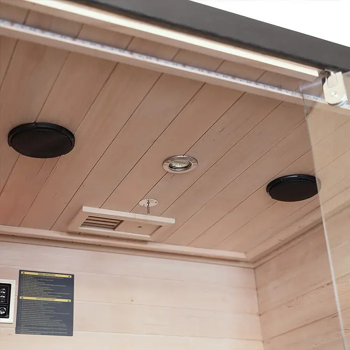 Home Deluxe Infrarotkabine NERO M Schwarz -  - Saunadecke aus hellem Holz mit zwei schwarzen Lautsprechern, Einbauleuchte, Lüftung und LED-Streifen.