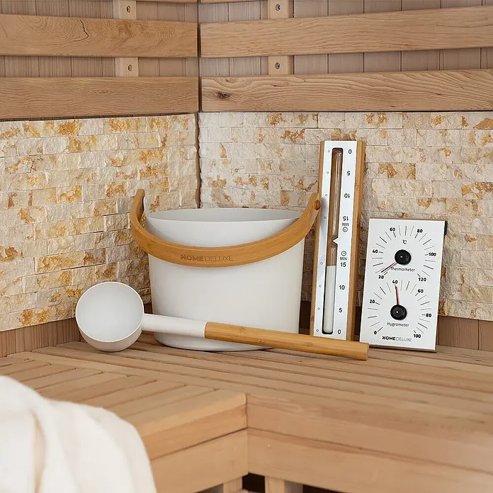 Home Deluxe Sauna-Zubehör MIYU Weiß -  - HOME DELUXE Saunaset mit weißem Eimer, Holzkelle, Sanduhr und Thermometer/Hygrometer auf einer Saunabank.