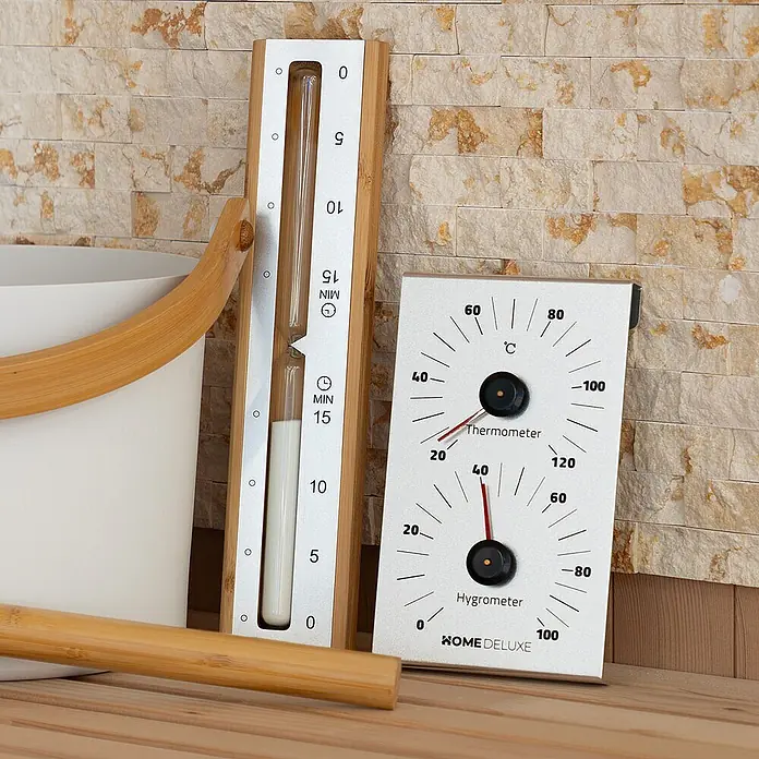 Home Deluxe Sauna-Zubehör MIYU Weiß -  - Bambus-Saunasanduhr (15 Minuten) und silbernes Thermometer/Hygrometer, auf einer Saunabank aus Holz.