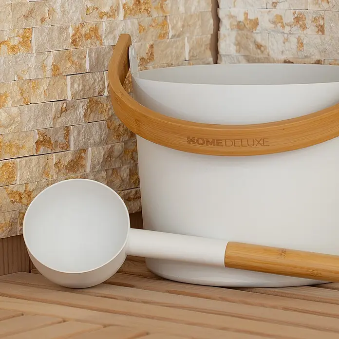 Home Deluxe Sauna-Zubehör MIYU Weiß -  - Weißer Saunaeimer und Schöpfkelle mit Bambusgriffen, auf Holzrost im Saunabereich.