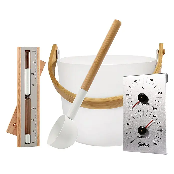 Home Deluxe Sauna-Zubehör MIYU Weiß -  - Ein weißer Saunaeimer und Schöpfkelle mit Holzgriffen, eine Holzsanduhr und ein Metall-Thermo-/Hygrometer für die Saunanutzung.