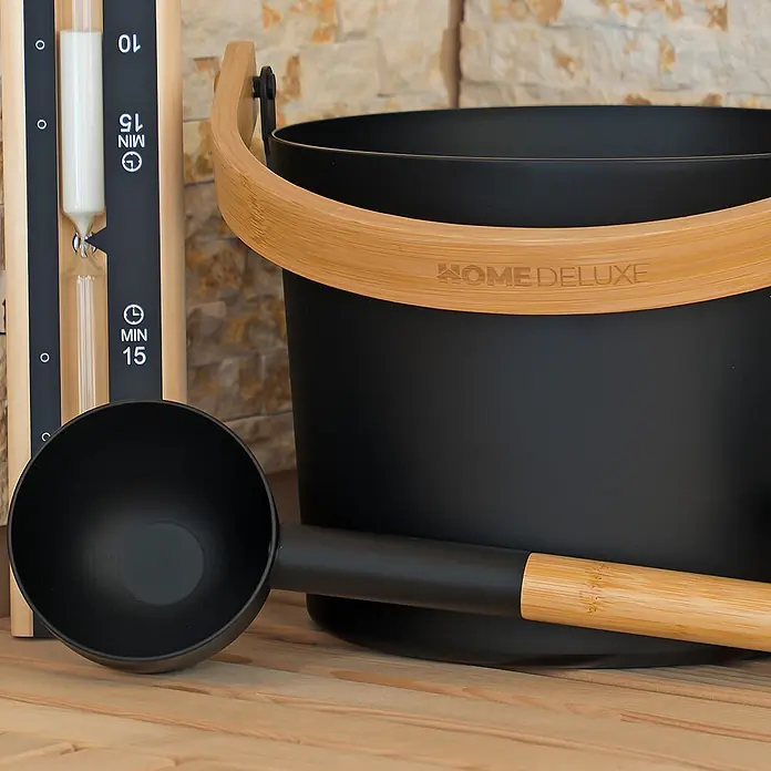 Home Deluxe Sauna-Zubehör LUVIA Matt Schwarz -  - Schwarzer Home Deluxe Saunaeimer mit Bambusgriff, passender Kelle und einer hölzernen Saunasanduhr.