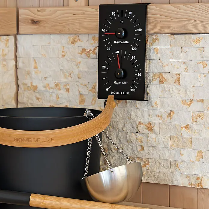 Home Deluxe Sauna-Zubehör LUVIA Matt Schwarz -  - Schwarzes Sauna-Thermometer und Hygrometer, schwarzer Eimer mit Holzgriff und Metallkelle in einer Sauna.