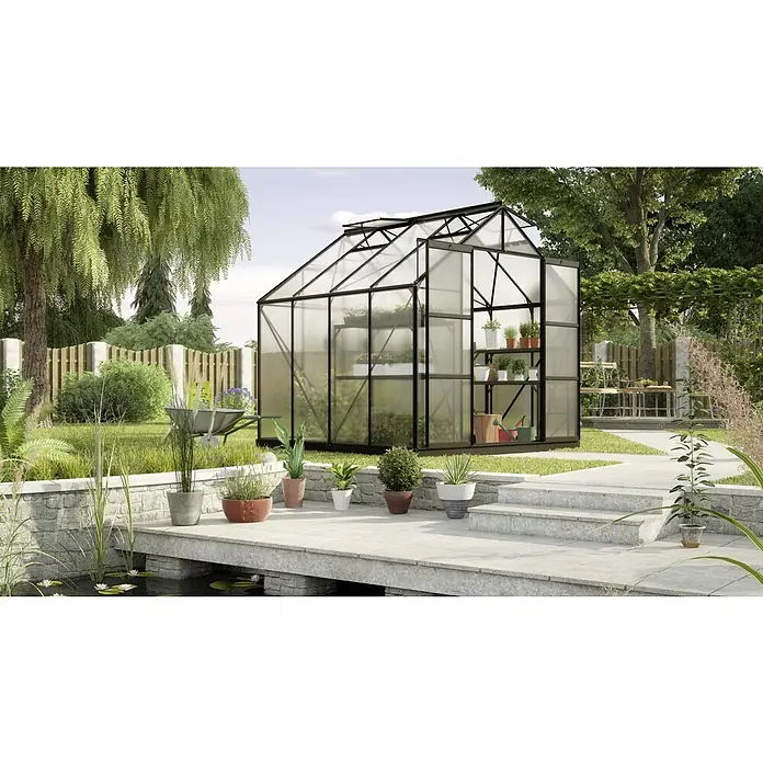 Vitavia Gewächshaus Uranus 6700 - Außenmaß inkl. Dachüberstand (B x T): 257 x 258 cm, 4 mm, Schwarz - Das Bild zeigt ein Gewächshaus mit Regalen im Freien, umgeben von Pflanzen und einem kleinen Teich im Garten.