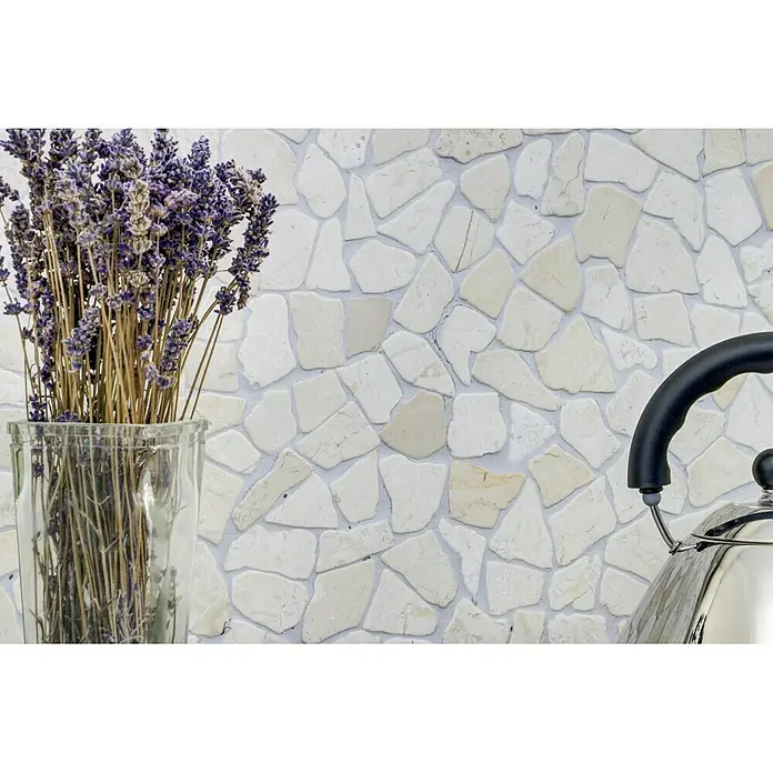 Mosaikfliese Uni CIOT 30/100 - 30,5 x 30,5 cm, Weiß, Matt - Nahaufnahme eines Raumes mit Lavendel in einer Vase, einer Mosaikwand und einem Teekessel.