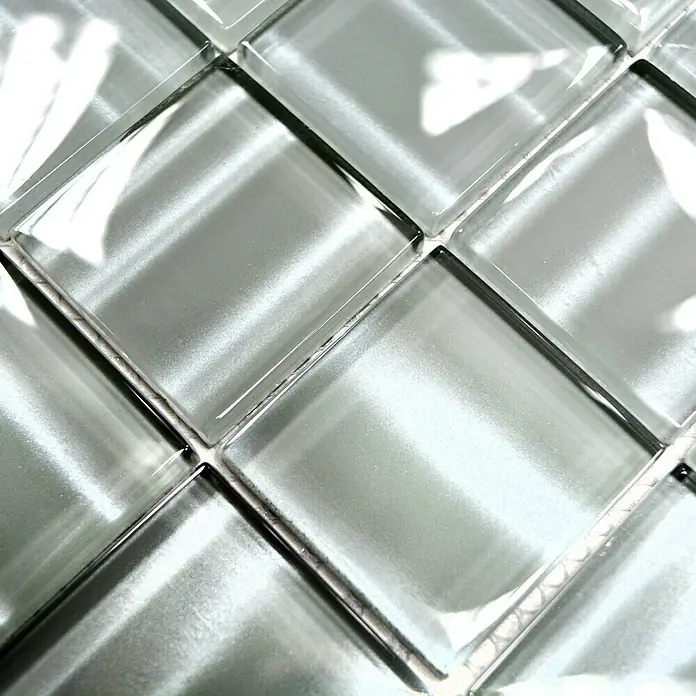 Mosaikfliese Crystal Hologramm XCM BC 894 - 29,8 x 29,8 cm, Grau, Glänzend - Nahaufnahme von glänzenden, quadratischen Glasfliesen in einem hellen, neutralen Farbton, die ein modernes und elegantes Design erzeugen.