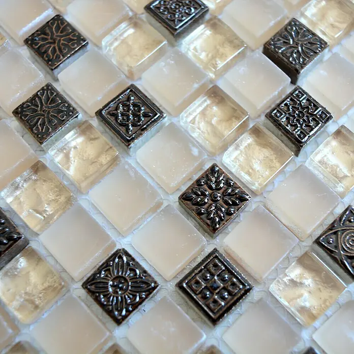 Mosaikfliese Quadrat Crystal Mix XCM M960 - 30,5 x 32,2 cm, Beige, Glänzend - Nahaufnahme von bronzefarbenen Dekorfliesen und quadratischen Mosaikfliesen, ideal für stilvolle Wandgestaltungen im Badezimmer oder Küche.
