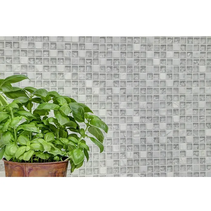 Mosaikfliese Quadrat Crystal Mix XIC 1011 - 30,5 x 30,5 cm, Weiß, Glänzend - Elegante Wandfliesen aus Glasmosaik in Weiß mit einem Topf Basilikum. Die Fliesen verleihen jedem Raum ein modernes und stilvolles Aussehen.