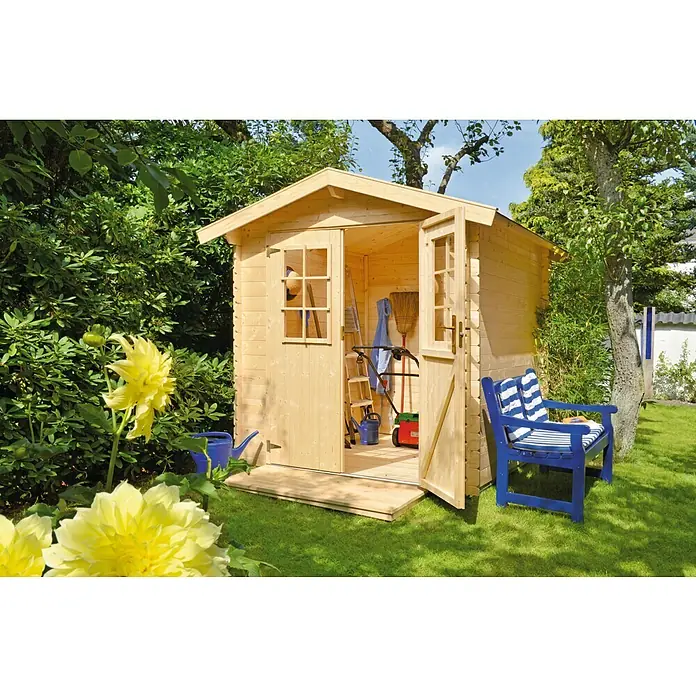Kiehnholz Gartenhaus Mikka - Außenmaß inkl. Dachüberstand (B x T): 228 x 233 cm, Holz, Natur, Satteldach - Ein helles Holzgartenhaus mit geöffneten Türen, umgeben von üppigem Grün und bunten Blumen, bietet viel Stauraum für Gartengeräte.