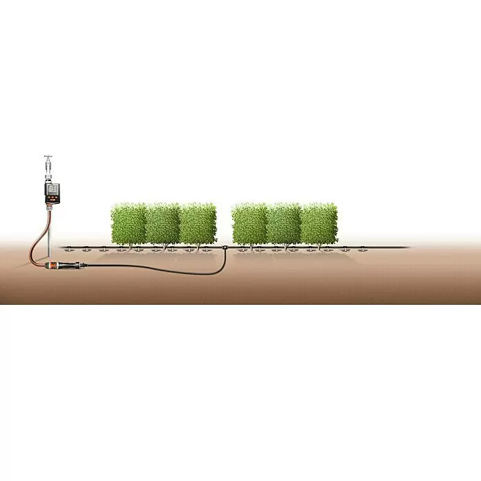 Gardena Micro-Drip Kit de riego - Específico para: Sistema Micro Drip Gardena - Sistema de riego automático con temporizador en grifo, con mangueras y goteo para regar dos hileras de setos verdes en tierra marrón.