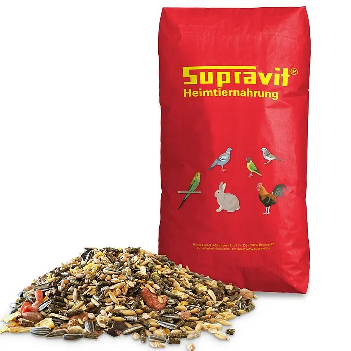 Supravit Nager & Kleintierfutter 25kg - Alleinfutter für Nagetiere -  - Rote Supravit Heimtierfuttertüte mit Illustrationen von Vögeln und Kaninchen, daneben ein Haufen Mischfutter.