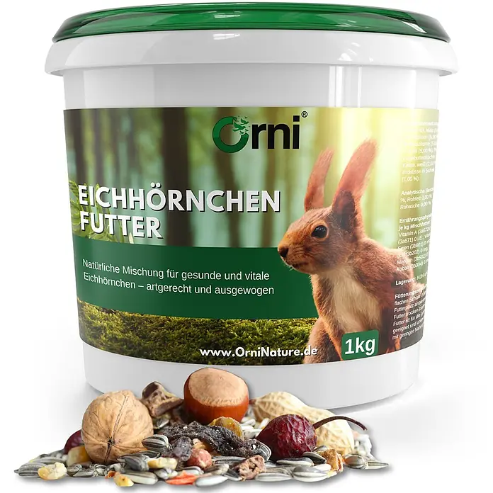 Orni Eichhörnchenfutter 1kg Alleinfutter für Eichhörnchen -  - Weiße OrniNature Eichhörnchen Futterdose mit grünem Deckel, grünem Etikett, Eichhörnchenbild und '1kg'. Nüsse und Samen davor verteilt.