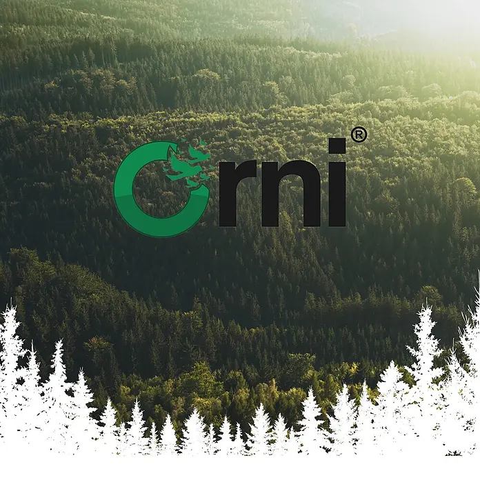 Orni Eichhörnchenfutter 1kg Alleinfutter für Eichhörnchen -  - Orni-Logo mit grünem stilisiertem 'C', aus dem Vögel fliegen, und schwarzem 'rni' vor einem Waldhintergrund mit weißen Baumkonturen.
