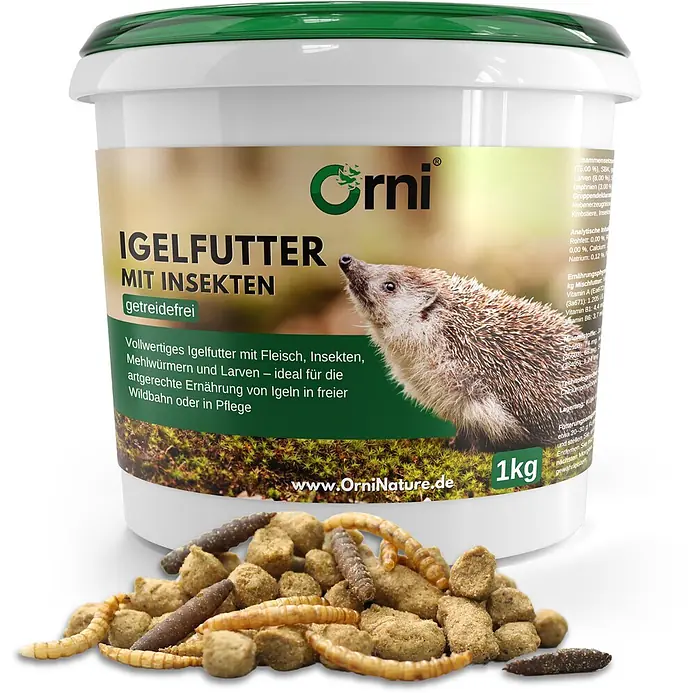 Orni Igelfutter 1kg – Getreidefreies Futter für Igel -  - Orni Igelfutter in weißem Eimer mit grünem Deckel. Etikett mit Igel, Text 'IGELFUTTER MIT INSEKTEN'. Vorne ein Haufen Futter mit Mehlwürmern und Larven.
