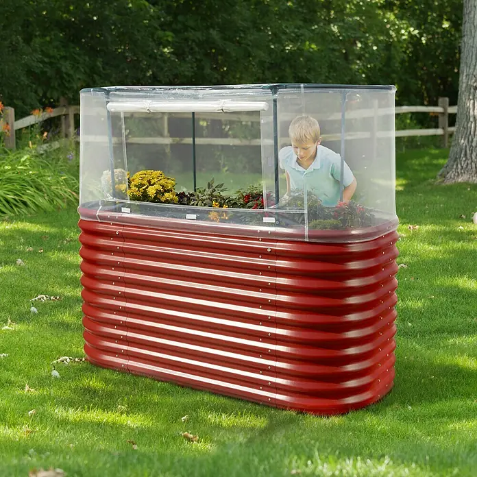Vitavia Hochbeet-Abdeckung 858 Basic - 158 x 78 x 95 cm, Farbe: Transparent, Kunststoff - Ein rotes Hochbeet mit durchsichtigem Deckel, in dem ein Kind steht und Pflanzen pflegt. Ideal für den Garten oder die Terrasse.