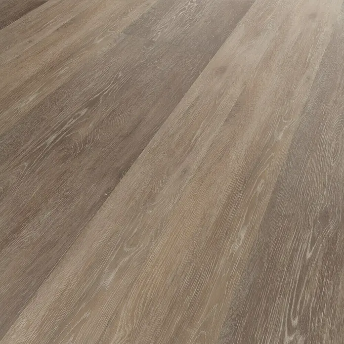 Vinylbodenmuster Sly 1:2:3 Oxford Oak - 280 x 160 x 7,5 mm, Mehrstab - Nahaufnahme von hellbraunem Laminatboden mit einer realistischen Holzmaserung, ideal für moderne Innenräume.