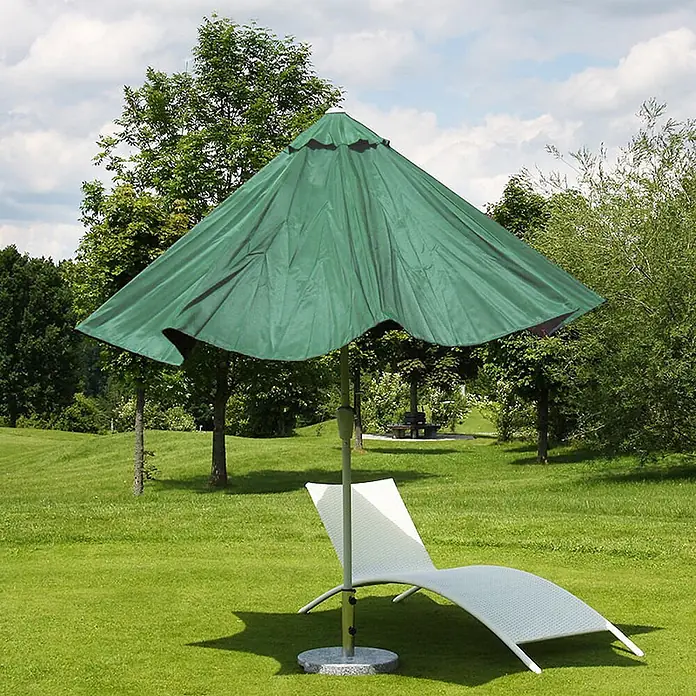 Mendler Sonnenschirm N19 Polyester/Alu Ø 3m - grün -  - Grüner Sonnenschirm über einem weißen Liegestuhl auf einer sonnigen Wiese.
