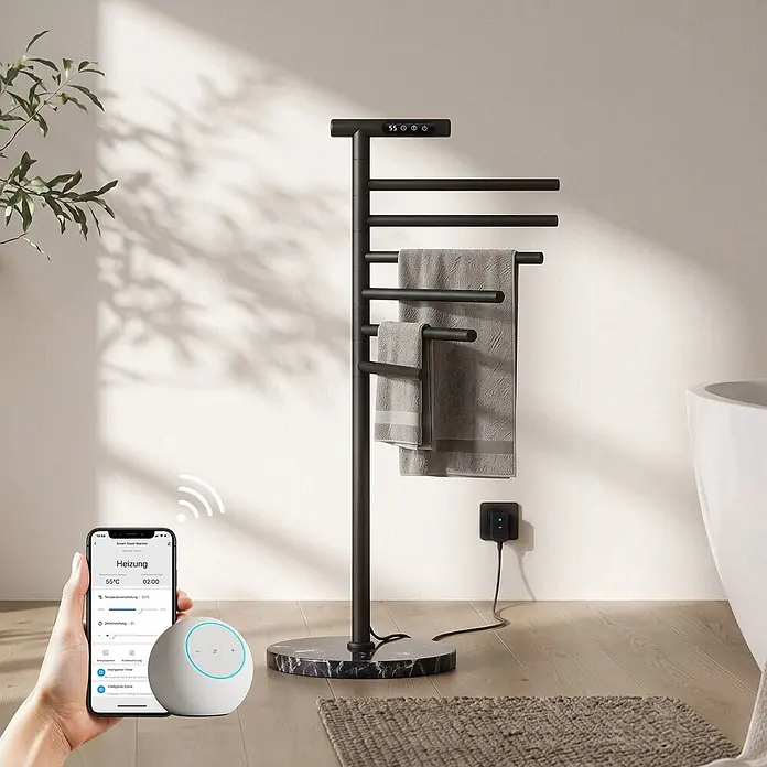 Elektro-Badheizkörper PCR2 1000 × 539 × 350 mm Mattschwarz -  - Ein schwarzer, smarter, freistehender Handtuchwärmer mit Handtüchern in einem modernen Bad, gesteuert per Smartphone und Smart Speaker.