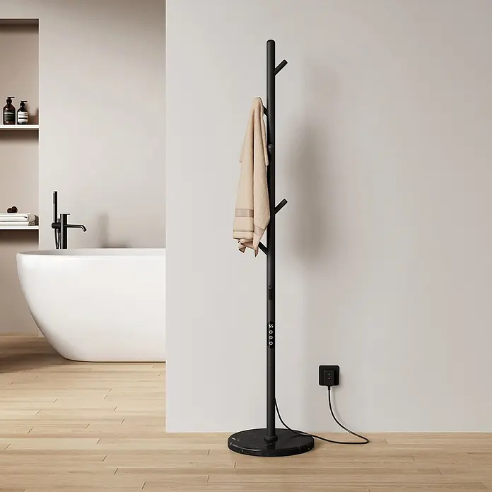 Elektro-Badheizkörper PHR 1500 × 320 × 320 mm Mattschwarz -  - Schwarzer Stand-Handtuchwärmer mit Marmorsockel, Digitalanzeige und beigem Handtuch, in einem modernen Badezimmer neben einer Badewanne.