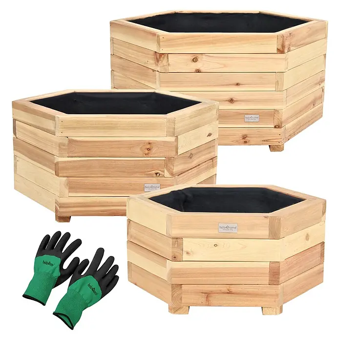 Holz4home 3er Set Outdoor Pflanzenkübel -  - Drei sechseckige Hochbeete aus Holz mit schwarzen Folien und einem Paar grüner Gartenhandschuhe.