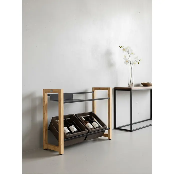 Getränkekistenregal Bambus - 4 Kisten breit -  - Modernes Weinregal mit Bambusrahmen, schwarzen Metallablagen und zwei dunklen Holzkisten mit Weinflaschen in einem modernen Wohnraum.