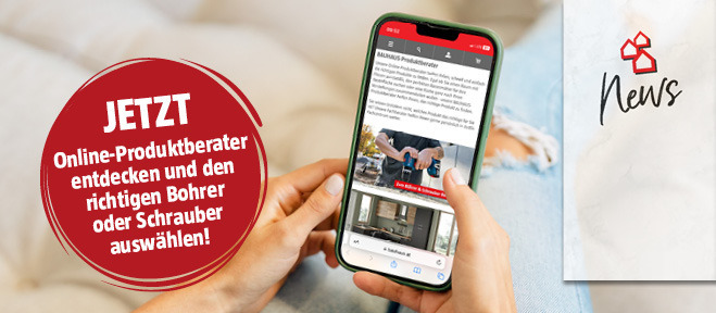Fraus sieht sich am Handy den Fliesenberater an