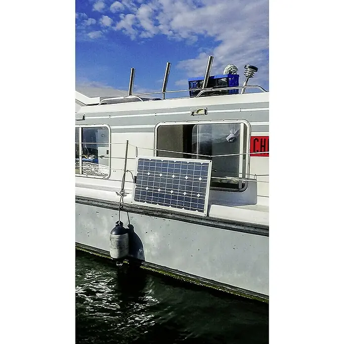 Sunset Solarmodul-Set Laminat - Nennleistung: 70 W, Für Booten, Yachten und Wohnmobilen - Solarpanel auf einem Boot installiert, das saubere Energie erzeugt. Das Panel ist gut sichtbar und erzeugt umweltfreundliche Energie für den Bootsbetrieb.