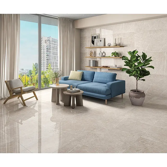 Palazzo Feinsteinzeugfliese Grande Select - 60 x 120 cm, Taupe, Glänzend - Helle, beigefarbene Fliesen in Marmoroptik mit polierter Oberfläche, verlegt auf Boden und Wand eines modernen Wohnzimmers.