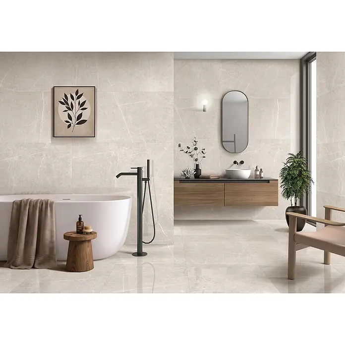 Palazzo Feinsteinzeugfliese Grande Select - 60 x 120 cm, Taupe, Glänzend - Helle, beigefarbene Fliesen in Marmoroptik bedecken Wände und Boden eines Badezimmers und schaffen eine helle, geräumige Atmosphäre.