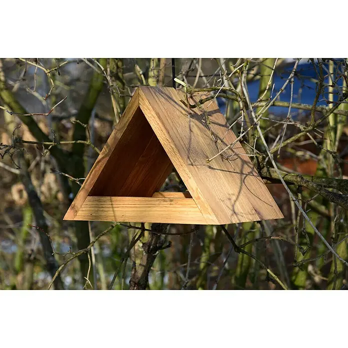 Luxus Vogelhaus Vogelhaus - 26 x 19 x 19 cm, Hellbraun - Ein hölzernes, dreieckiges Vogelhaus hängt an einem Baum und bietet einen Unterschlupf für kleine Vögel und Futter.