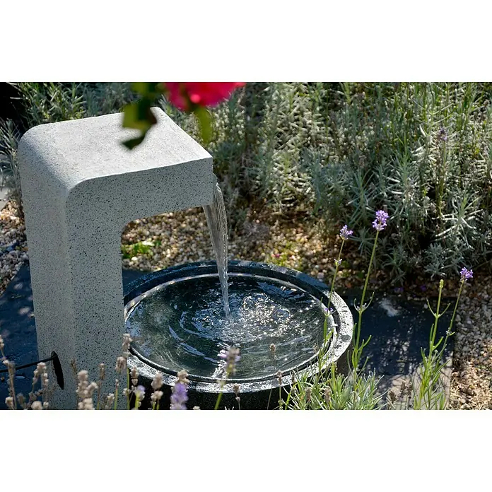 Dobar Kunststeinbrunnen - 52 x 44 x 65 cm - Detailansicht eines stilvollen Gartenbrunnen mit Wasserspiel und umliegender Bepflanzung, der eine entspannende Atmosphäre schafft.