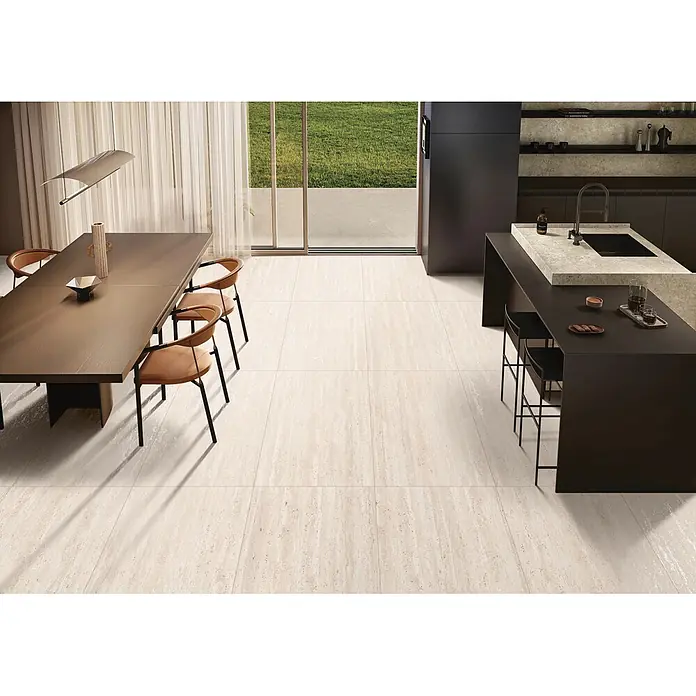 Palazzo Feinsteinzeugfliese Travento - 60 x 120 cm, Craved, Matt - Helle, beigefarbene Bodenfliesen in Steinoptik mit sichtbarer Maserung, verlegt in einem modernen Wohn- und Küchenbereich.