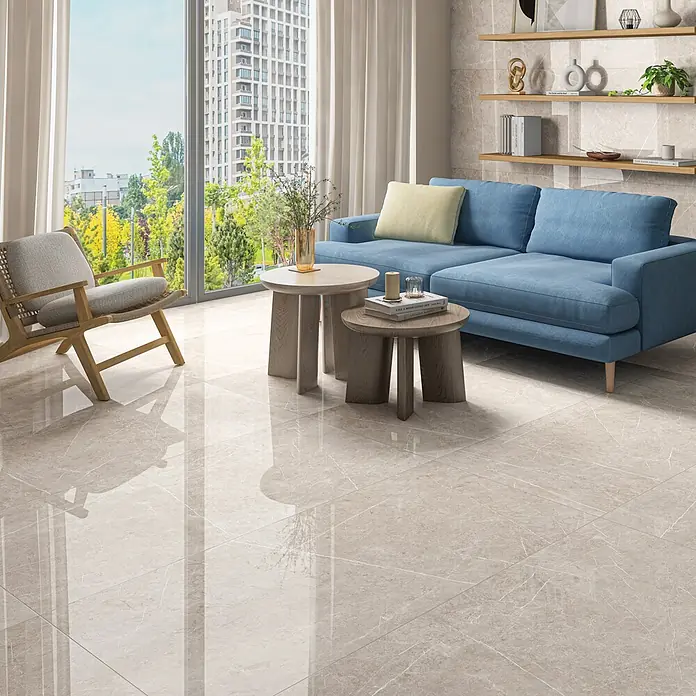 Palazzo Feinsteinzeugfliese Grande Select - 60 x 120 cm, Taupe, Glänzend - Helle, polierte Bodenfliesen in Marmoroptik mit weißer Maserung in einem modernen Wohnzimmer.