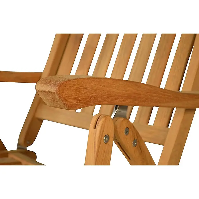 Teak Hochlehner Pisa für Garten wetterfest klappbar verstellbar -  - Nahaufnahme eines hellbraunen Holzsessels mit Armlehne und Metallscharnier zum Klappen.
