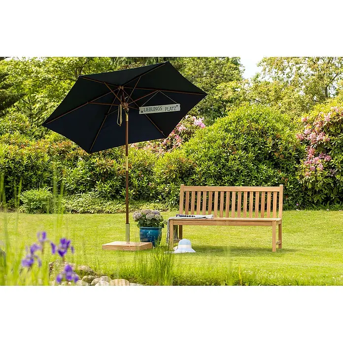 Teak Gartenbank ohne Armlehnen 110 cm wetterfest unbehandelt -  - Dunkelblauer Gartenschirm mit Holzstange und Holzbank. Ein Schild 'LIEBLINGS PLATZ' hängt am Schirm.