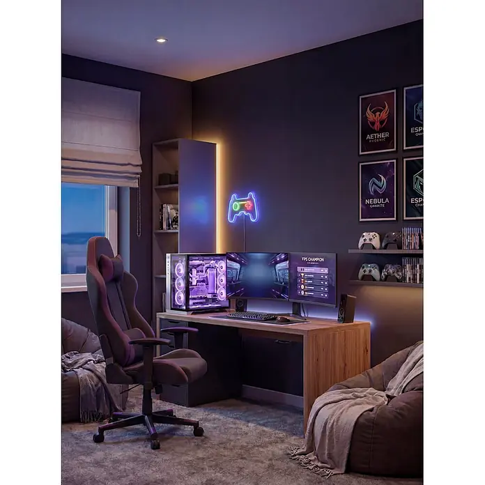 Tween Light LED-Dekoleuchte Gamepad Controller - Transparent, Kunststoff, L x B x H: 1,5 x 32 x 21 cm - Modernes Gaming-Zimmer mit schwarzem und violettem Gaming-Stuhl, Holzschreibtisch, beleuchtetem PC, zwei Monitoren und violetter Umgebungsbeleuchtung.