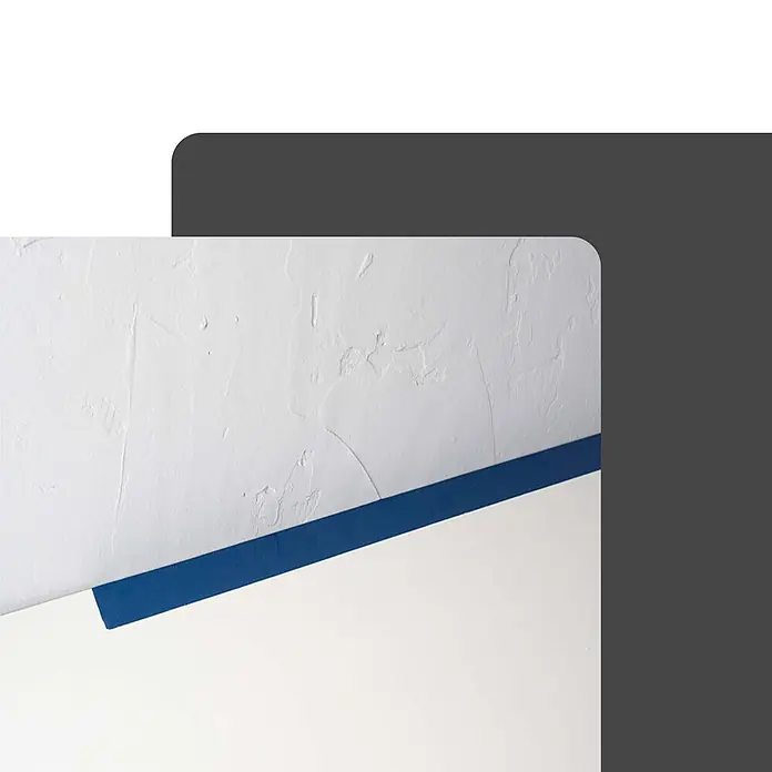 Dalsys Gewebeband 25m x 3,8cm Abdeckband Transparent für Innen und Außen -  - Strukturierte weiße Oberfläche mit einem diagonalen blauen Streifen, teilweise von einem dunkelgrauen, abgerundeten Rechteck bedeckt.