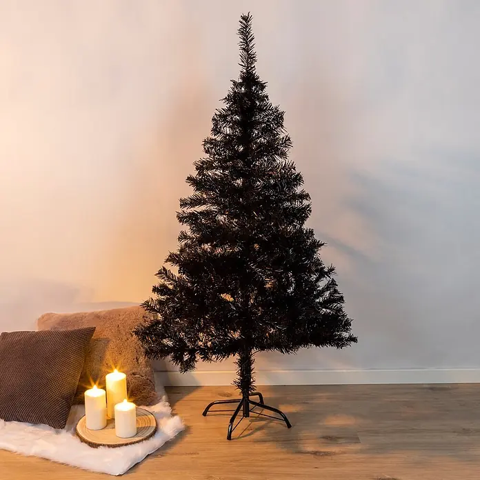 Künstlicher Weihnachtsbaum - Höhe: 150 cm, Schwarz - Ein schwarzer künstlicher Weihnachtsbaum mit Metallständer in einem gemütlichen Raum mit brennenden Kerzen und weichen Kissen.