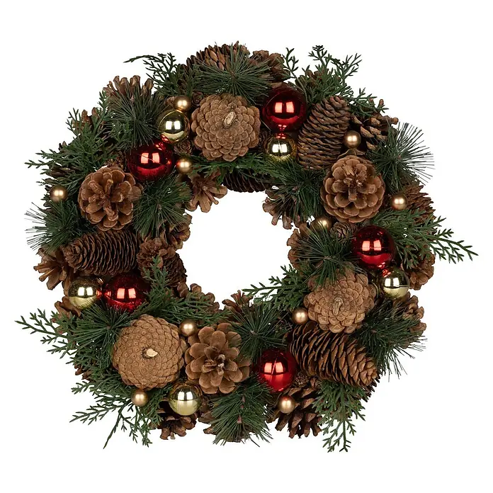 Dekokranz - 33 cm - Ein Weihnachtskranz verziert mit Tannenzapfen, grünem Blattwerk und glänzenden roten und goldenen Kugeln.