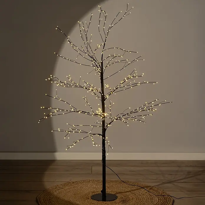 LED-Weihnachtsleuchte - Höhe: 120 cm, Metall, Schwarz - Schwarzer LED-Lichtbaum mit warmweißen Lichtern, auf einem Jute-Teppich auf Holzboden stehend.